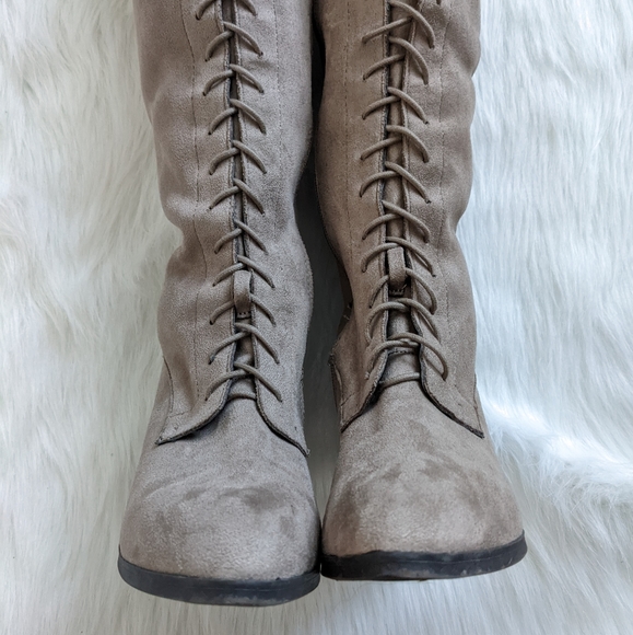 SOLD 🤠 Tan knee high lace up faux suede chunky heel boots - Picture 6 of 8